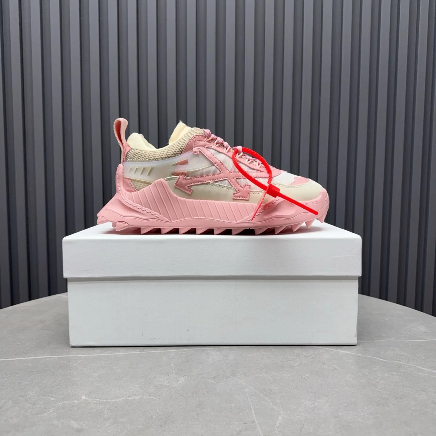 【OFF WHITE】P: 680💰Couple model, Size: Female 35-40; Male 39-44 (customized at 45.46) 2025SS trendy brand OFF WHITE classic popular model, combined outsole, official website original 1:1 developed top-level copy, ️Selected imported high-mercerized matte cowhide splicing breathable mesh ✔️Breathable lining, breathable and comfortable, simple and personalized design, official website rubber outsole.
